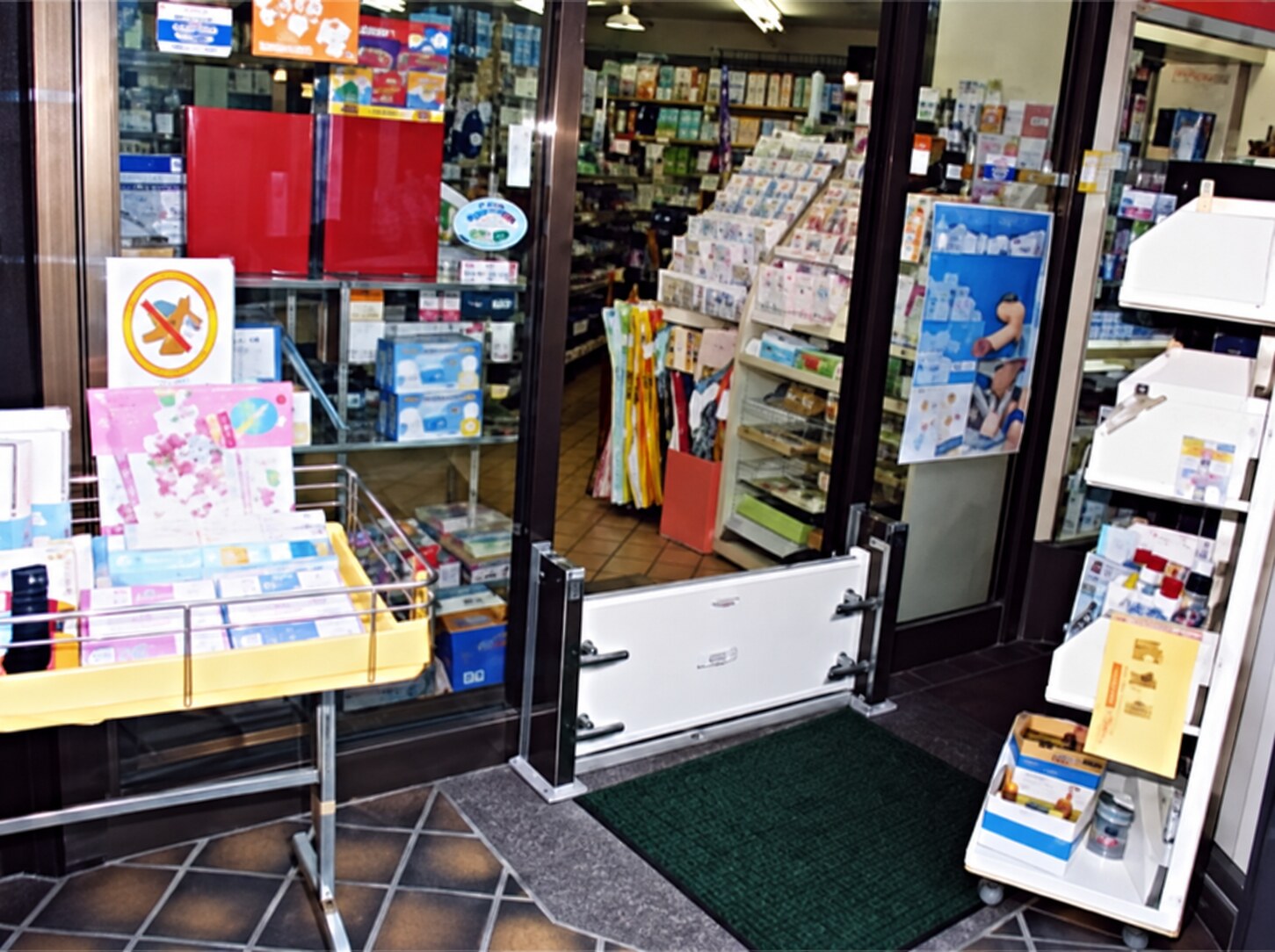 東京品川荏原町商店街の店舗出入口に設置されたWPPウォータープロテクトパネル