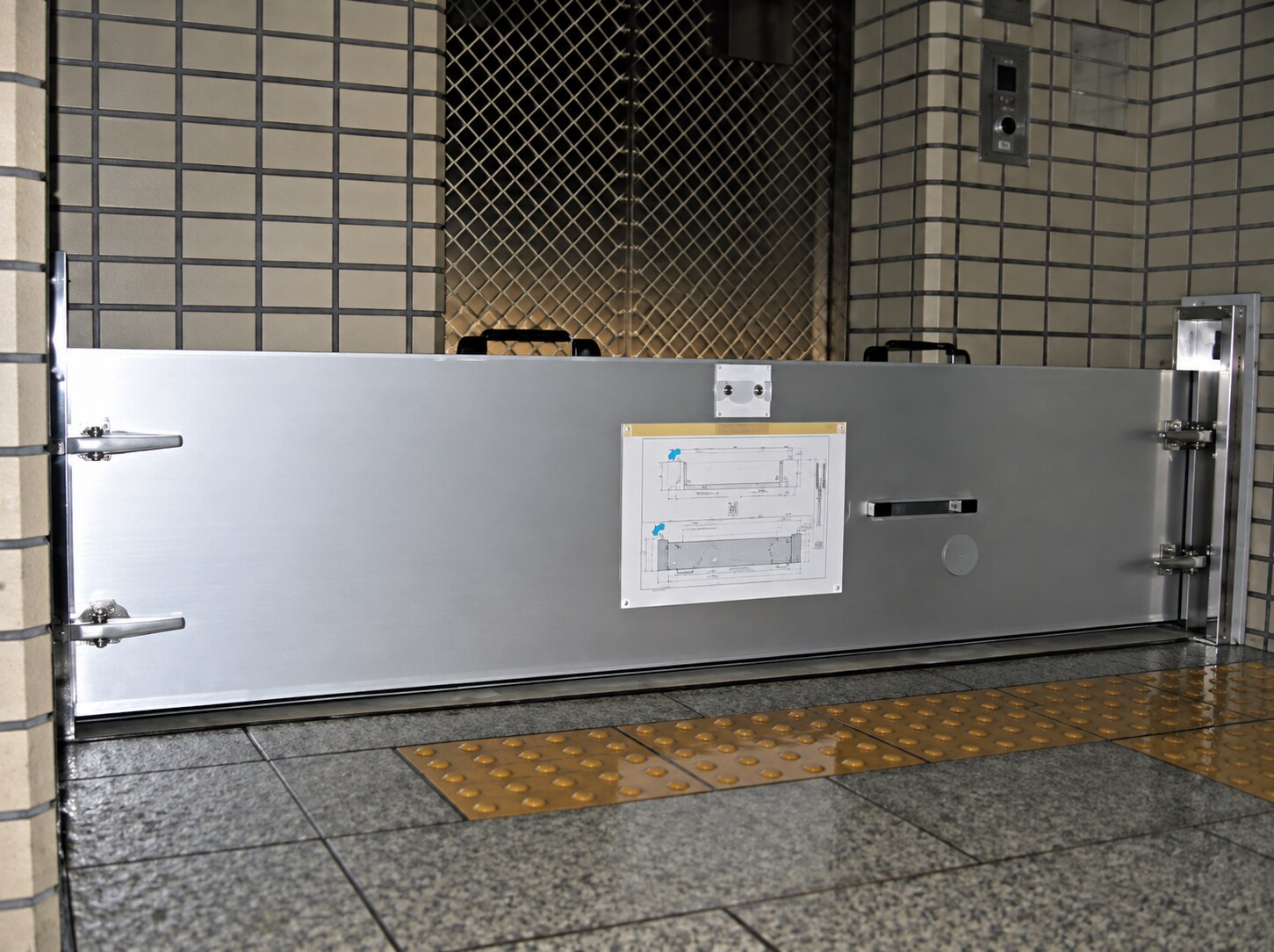 品川駅地下駐車場の歩行者出入口に設置されたWPPウォータープロテクトパネル