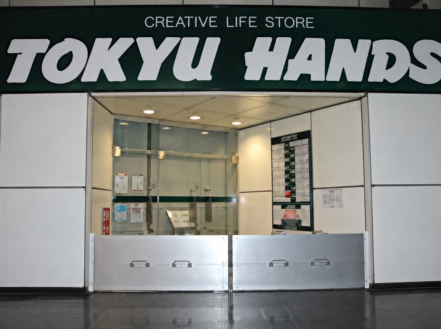 東急ハンズ店舗入口に設置されたWPPウォータープロテクトパネル